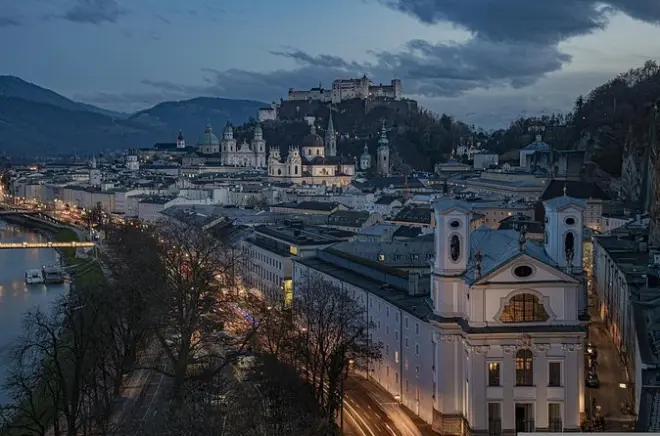 Passau to Salzburg Private Transfer with Sightseeing Stop