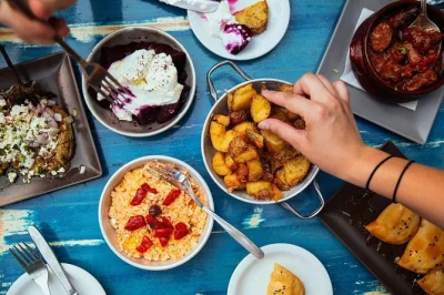 Descubra os sabores de atenas com um guia local pelas ruas vibrantes, provando de 6 a 10 delícias tradicionais. tour privado, pontos turísticos e opções vegetarianas disponíveis.