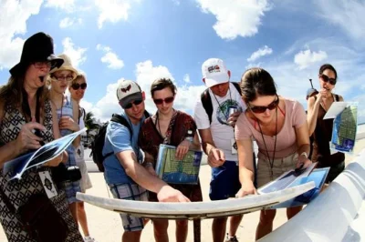 Vivi l’emozione di una caccia al tesoro a cozumel, corri con nuovi amici, risolvi indizi e assaggia specialità locali. include bevande, snack e divertimento in piccolo gruppo.