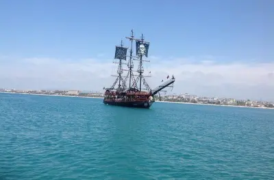 Passeio de barco pirata em Kemer: Nade em quatro baías em um dia