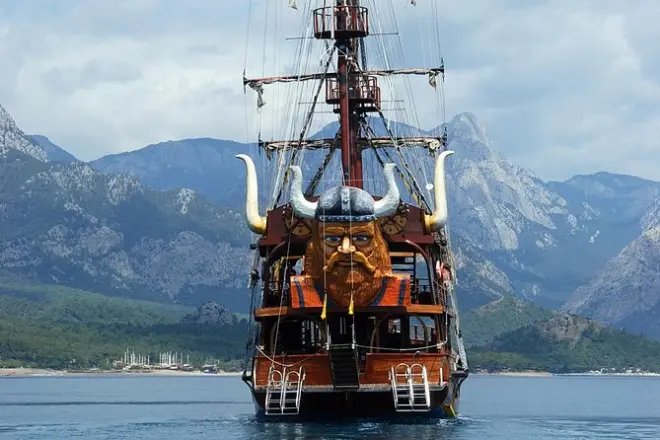 Kemer Piratenboot: Schwimmen in Buchten und Mittagessen inklusive