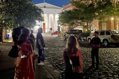 Erlebe charleston mit einem lokalen geschichtenerzähler auf einer geistertour durch friedhöfe, hotels und verwinkelte gassen. flexible routen und barrierefrei.