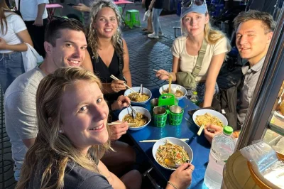 Erlebe bangkoks chinatown bei nacht auf einer streetfood-tour mit sechs verkostungen, geführt von einem lokalen guide. start am mrt und alle gebühren inklusive.