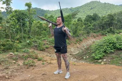 Viva a experiência de atirar com armas reais em phnom penh, teste um rpg e aproveite bebidas à vontade. inclui horário flexível, transporte e guia local.
