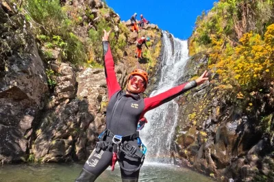 Siente la emoción del cañonismo en ribeira das cales, madeira, con seis cascadas, saltos y un rápel de 15 metros. incluye equipo, fotos, snacks y guía experto.