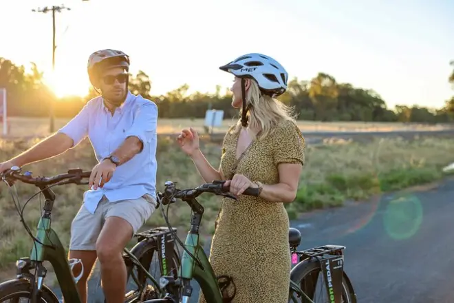 Echuca to Moama winery bike tour: E-bike, wine tasting included