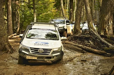 Erlebe ushuaia wild und ungezähmt auf einer 4x4 tagestour zu den seen escondido & fagnano, inklusive hotelabholung, asado im wald und lokalem guide. abenteuer in kleiner gruppe.