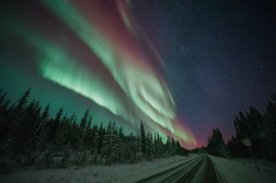 Desde rovaniemi, persigue las auroras boreales con guías expertos, fotos profesionales y ropa térmica incluida. grupos pequeños, reserva flexible y recogida para vivir una noche auténtica en lapon