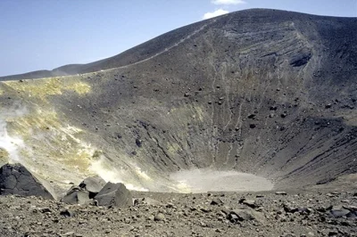 Sinta a brisa do mar no passeio de barco por lipari e stromboli, com paradas mais longas, explicações em italiano e alemão, e embarque fácil. inclui guia e acessibilidade para cadeirantes.