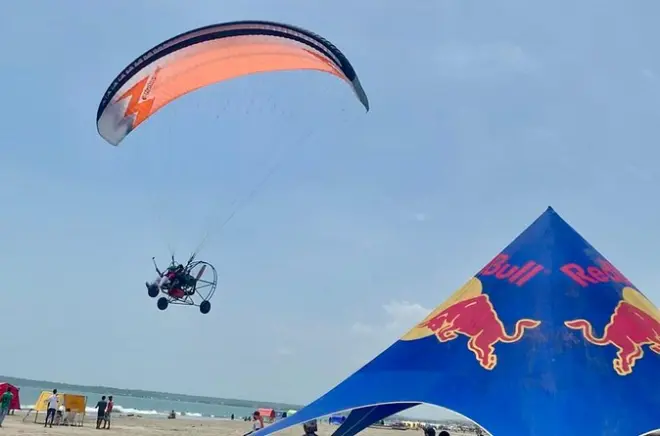 Parasailing Cartagena: 10-minütiger Tandemflug über Morros Beach