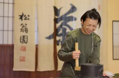 Clase de molienda de matcha en Takayama: Muele y bate matcha fresco