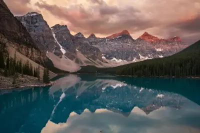 Sonnenaufgang am Moraine Lake & Lake Louise in kleiner Gruppe geführt
