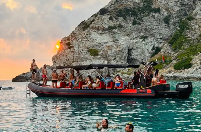 Tour in barca al tramonto da Tropea a Capo Vaticano con aperitivo