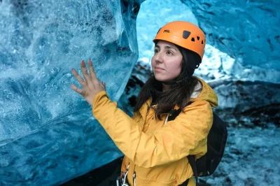 Explore as cavernas de gelo de vatnajökull, aventure-se em um super jeep e conheça a lagoa glacial jökulsárlón. equipamento de segurança incluso. encontro no café da lagoa.