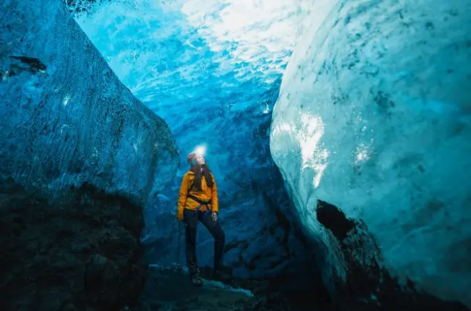 Ghiacciaio Skaftafell con grotta di ghiaccio blu su Vatnajökull