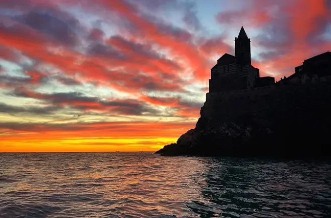 Portovenere sunset boat tour: Private gozzo with wine