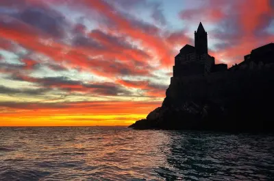 Portovenere passeio de barco ao pôr do sol: Gozzo privado com vinho