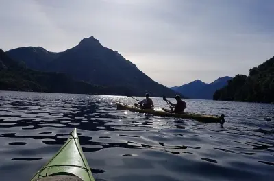 Caiaque no lago Nahuel Huapi: Dia inteiro privado com guia
