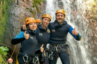 Vivez l’adrénaline du canyoning dans les montagnes sauvages de madère — descente en rappel, baignades et sauts encadrés par des pros. transfert, équipement complet et photos inclus.