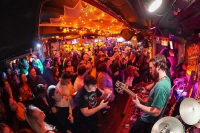 Erlebe das pulsierende nachtleben von new yorks greenwich village – vier bars, live-musik, spiele und exklusive drink-angebote. inklusive vip-einlass und kostenlosen shots.