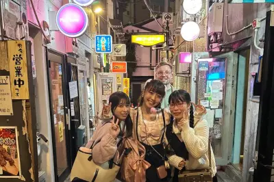 Vida nocturna en Kabukicho: Bar hopping en Golden Gai con cena