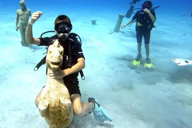 Scuba Diving at Green Bay Beach: Ancient Statues & Fish Rock