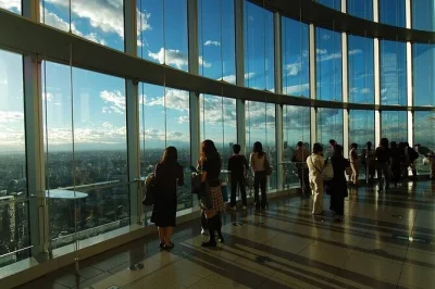 Erlebe tokio aus 250 metern höhe im roppongi hills mori tower mit flexiblem ticket, panoramablick und einfachem einlass per smartphone. eintritt inklusive.