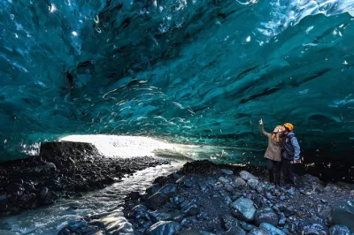 Islande, gullfoss, grotte de glace bleue, aurores boréales : vivez 3 jours inoubliables avec guide expert, hébergements et transferts inclus.