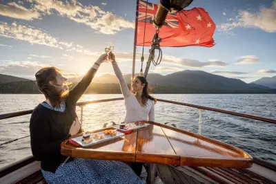 Crociera serale sul lago Te Anau: Yacht a motore 1935 con champagne
