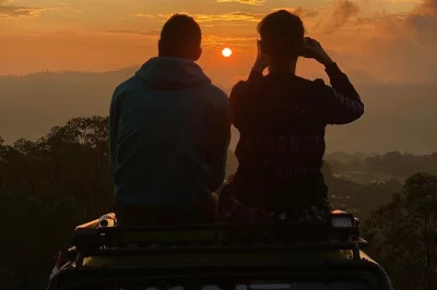 Vivez une excursion jeep au lever du soleil sur le mont batur, avec prise en charge à l’hôtel, guide local, petit-déjeuner et dégustation de café. découvrez le lac batur et les paysages volcan