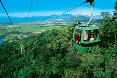 Vola sopra la foresta pluviale con skyrail, viaggia sulla storica kuranda scenic railway, scopri i mercati del villaggio e ammira le cascate barron—con pick-up dall’hotel a cairns incluso.