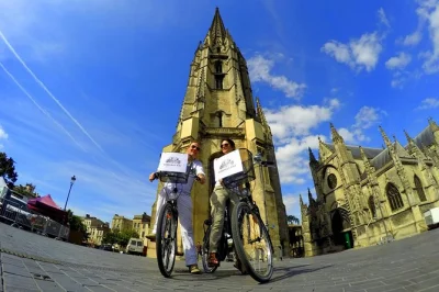 Pedale pelas ruas históricas de bordeaux, conheça a grosse cloche, a catedral de saint andré e o palais gallien com um guia local — bike e água inclusas.