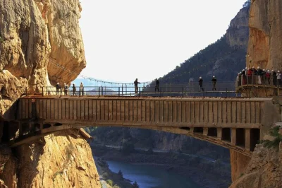 Erlebe den nervenkitzel des caminito del rey ab malaga, überquere die 105 m hohe hängebrücke, begleite eine kleine gruppe mit lokalen guides und genieße die bequeme abholung für deinen tagesausfl