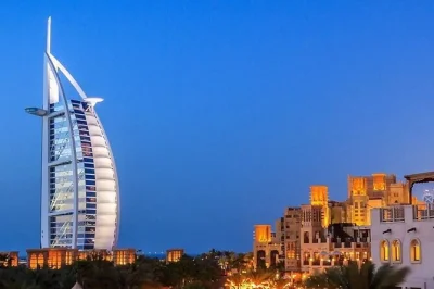 Découvrez dubai en privé : balade dans les souks, vue sur palm jumeirah, entrée au burj khalifa et déjeuner inclus. prise en charge, guide et billets compris.