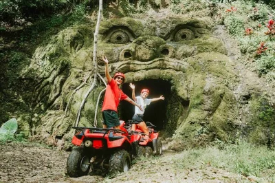 Vive la emoción de recorrer en quad los arrozales y selvas de bali, seguido de un rafting en el río ayung. incluye recogida en hotel, guía, equipo de seguridad y almuerzo buffet.