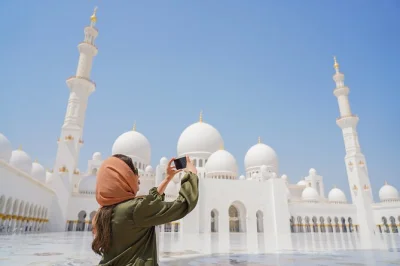 Découvrez la grande mosquée sheikh zayed à abu dhabi lors d'une excursion guidée d'une demi-journée au départ de dubaï, avec prise en charge à l'hôtel, billets d'entrée et guide local pour p