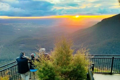 Blue mountains, koala da vicino, canguri selvatici e tramonto sulle three sisters. tour in piccolo gruppo con pranzo, cena e partenza da sydney nel tardo pomeriggio.