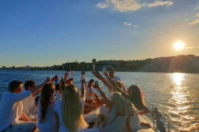Fuengirola delfinbeobachtung auf yacht an der costa del sol mit getränken und snacks. kleine gruppe, entspannte atmosphäre und einfache buchung.