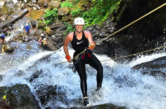 Canyoning em cachoeiras na praia de Jacó: Rapel e nado