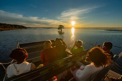 Erlebe den nervenkitzel einer airboat-tour bei sonnenuntergang in orlando – mit wilden tieren, wind im gesicht und einem erfahrenen kapitän. inkl. 1 stunde fahrt und sicherheitsausrüstung.