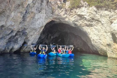 Erkunde die argolische bucht in tyros arkadien mit dem kajak, besuche die liebeshöhle und schwimme am tigani-strand. geführte kajaktour mit lokalen trainern und einzigartigen küstenblicken.