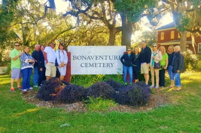 Erlebe den zauber des bonaventure cemetery in savannah mit einem lokalen guide, der geschichten, kunst und symbole lebendig werden lässt. rollstuhlgerecht und geführter spaziergang inklusive.