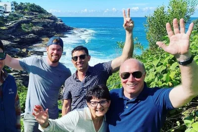 Découvrez sydney en 4 heures : balade dans the rocks, pause pieds dans l’eau à bondi beach, et anecdotes authentiques avec un guide local. prise en charge à l’hôtel incluse.
