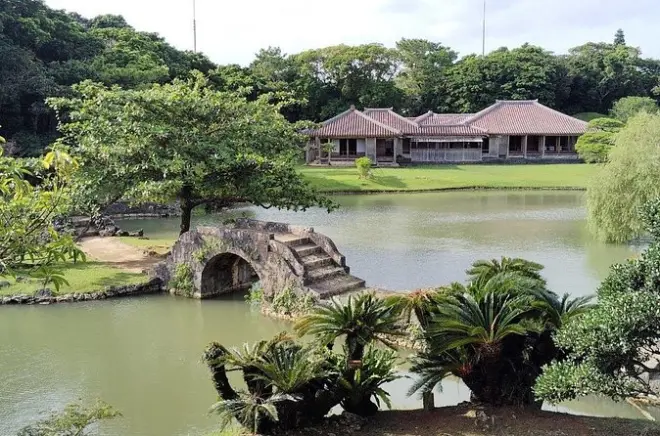Naha: Walk Through Shikinaen Royal Garden with Local Guide