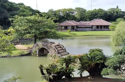Naha: Passeggiata nel giardino reale Shikinaen con guida locale