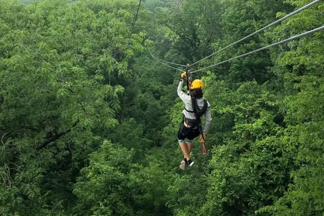 Ziplining in Galena, Illinois: Sechs Linien und eine Hängebrücke