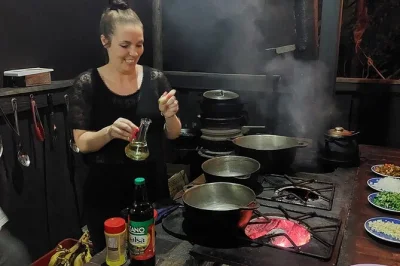 Erlebe costa rica in doña chelas küche: frische zutaten aus dem garten, kochen am holzofen und ein gemeinsames hausgemachtes abendessen mit naturgetränk.