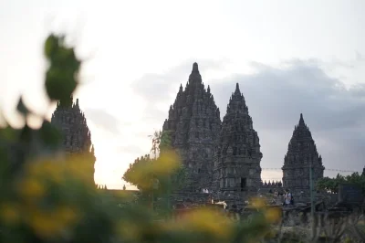 Yogyakarta: alba a borobudur, jeep tra le lave del merapi e templi di prambanan in un tour privato con guida e trasferimenti flessibili.