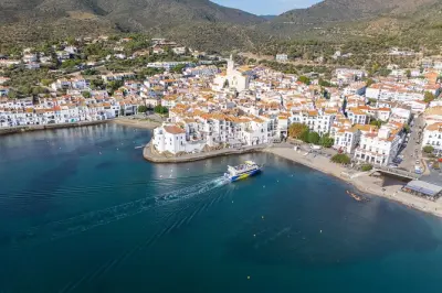 Viaje en barco a Cadaqués: Crucero costero al pueblo pesquero