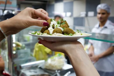 Explorez deira à dubaï avec un habitant : falafels palestiniens, poissons fumés irakiens, kebabs, café arabe et guide local.